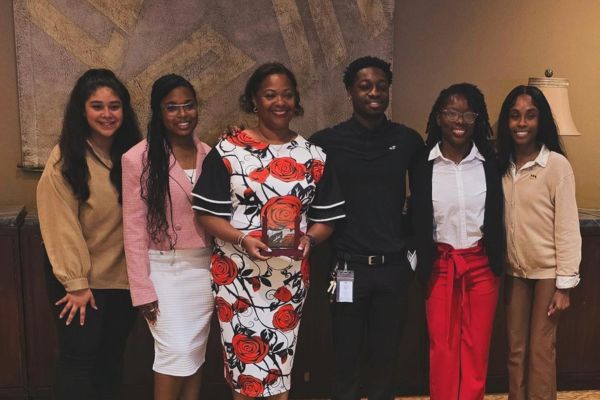 Dr. Washington recognized as Advisor of the Year 