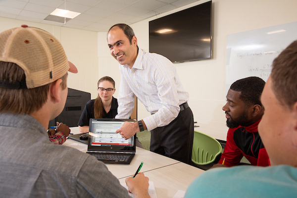 Lamar University seeks campus mentors for Cardinal Communities program